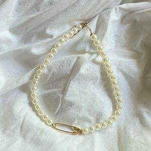 PEARL SAFETY PIN CHOKER
